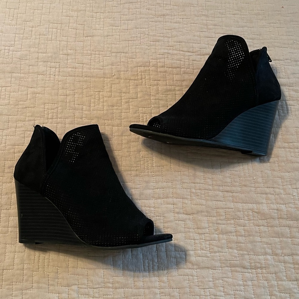 New Direction wedges, size 6. Good condition. Black.
